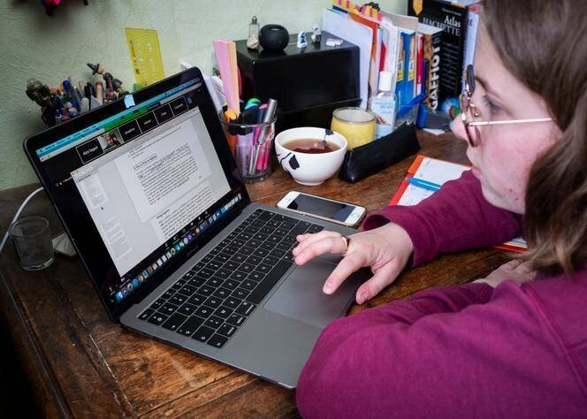 Lors d’un cours en visioconférence pendant le premier confinement lors de la pandémie de Covid-19, le 18 mars 2020 à Saint-Etienne-du-Rouvray (Seine-Maritime).