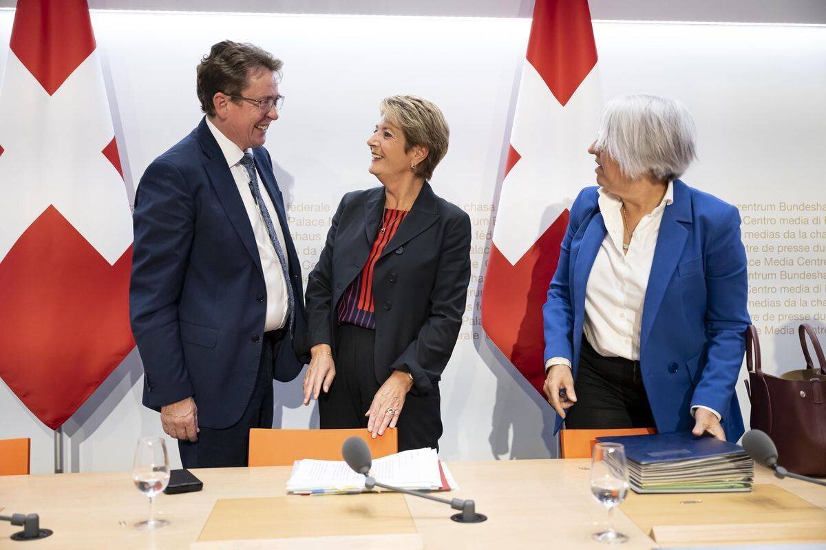 Albert Rösti, Karin Keller-Sutter et Elisabeth Baume-Schneider après la conférence de presse du Conseil fédéral