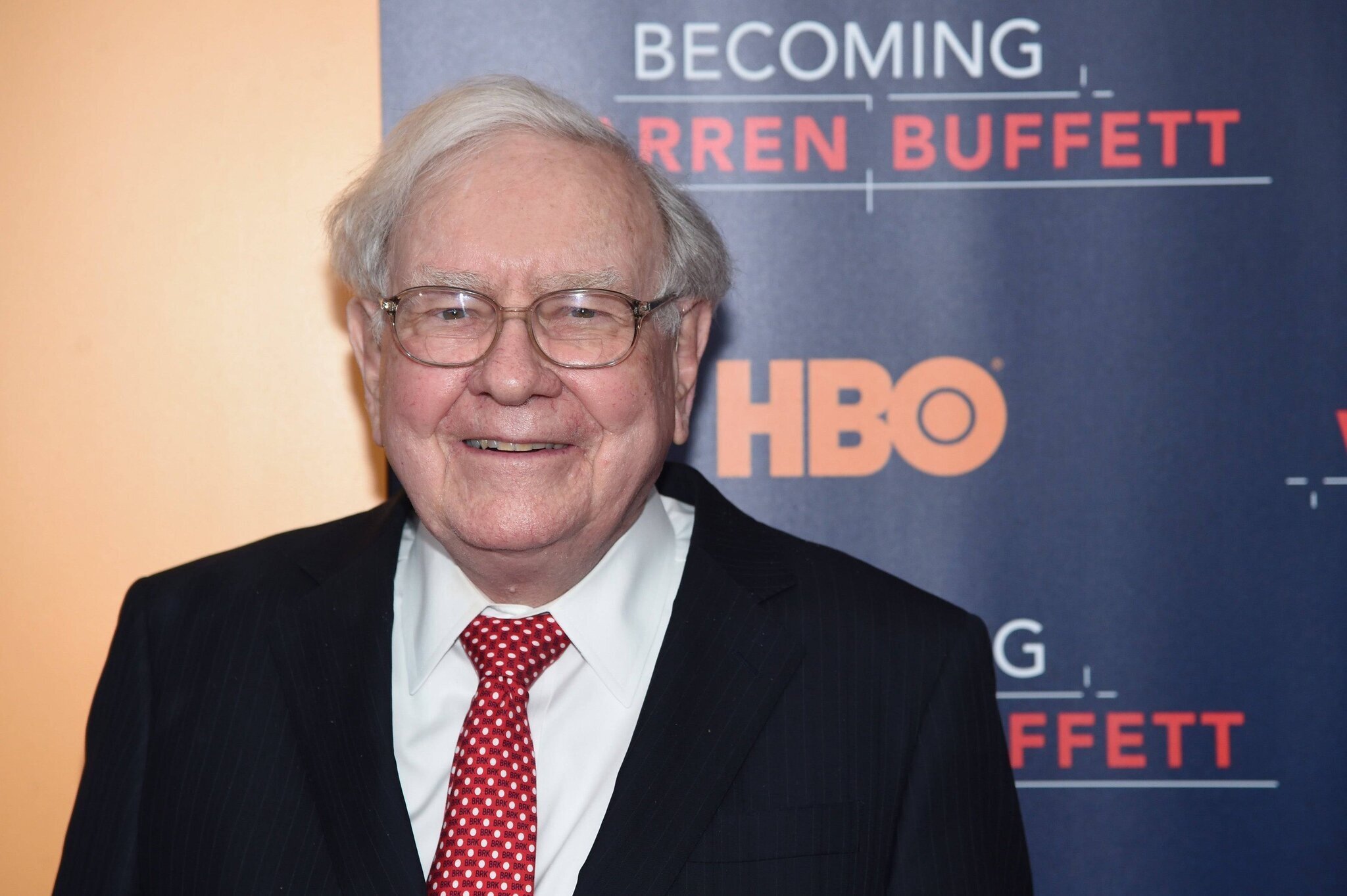 Warren Buffett, 94 ans, partage ses préoccupations concernant les 'imposteurs' en ligne dans sa dernière déclaration d'entreprise.
