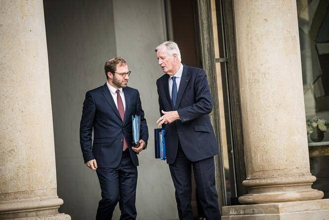 Le ministre de l’économie, Antoine Armand, et le premier ministre, Michel Barnier, à l’Elysée, à Paris, le 15 octobre 2024.