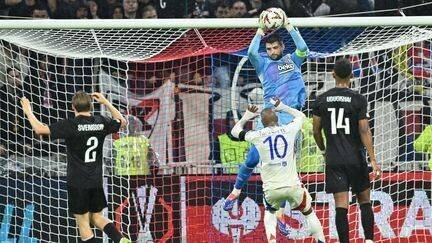 Ersin Destanoglu, le gardien du Besiktas victorieux à Lyon en Ligue Europa, devant Alexandre Lacazette, le 24 octobre 2024. (MUSTAFA YALCIN / AFP)