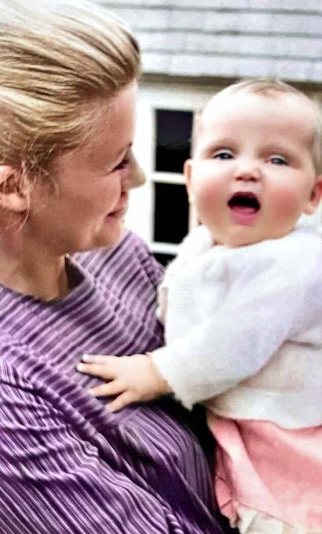 Veronica avec Samantha, qui a été adoptée à l'âge de six semaines.