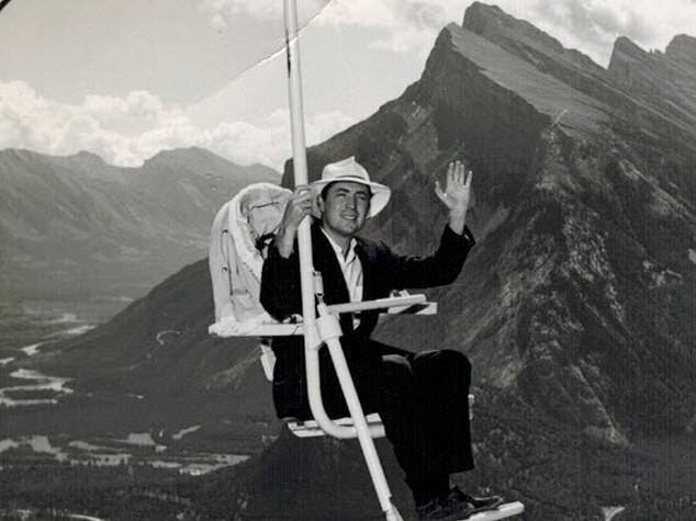 Le père biologique de Samantha, Daniel, était américain et n'a jamais su qu'elle existait.