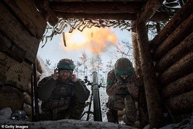 Soldats de la platoon avec un mortier de 82 mm lors d'une mission de combat en Ukraine.