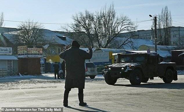 Un homme essaie de diriger le trafic à Kurakhove.