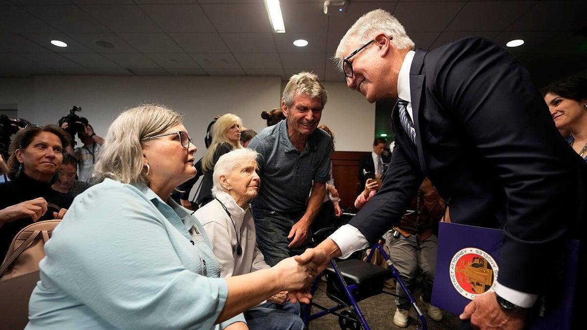 Le procureur de Los Angeles, George Gascon, s'adresse à la famille Menendez lors d'une conférence de presse.