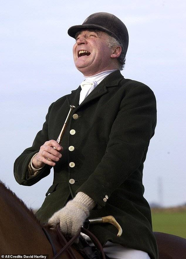 Captain Ian Farquhar est décédé en mars à l'âge de 78 ans, son corps a été retrouvé coincé entre son lit et le mur.