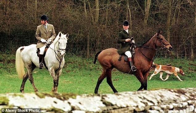 Farquhar et Charles partageant un moment de camaraderie.