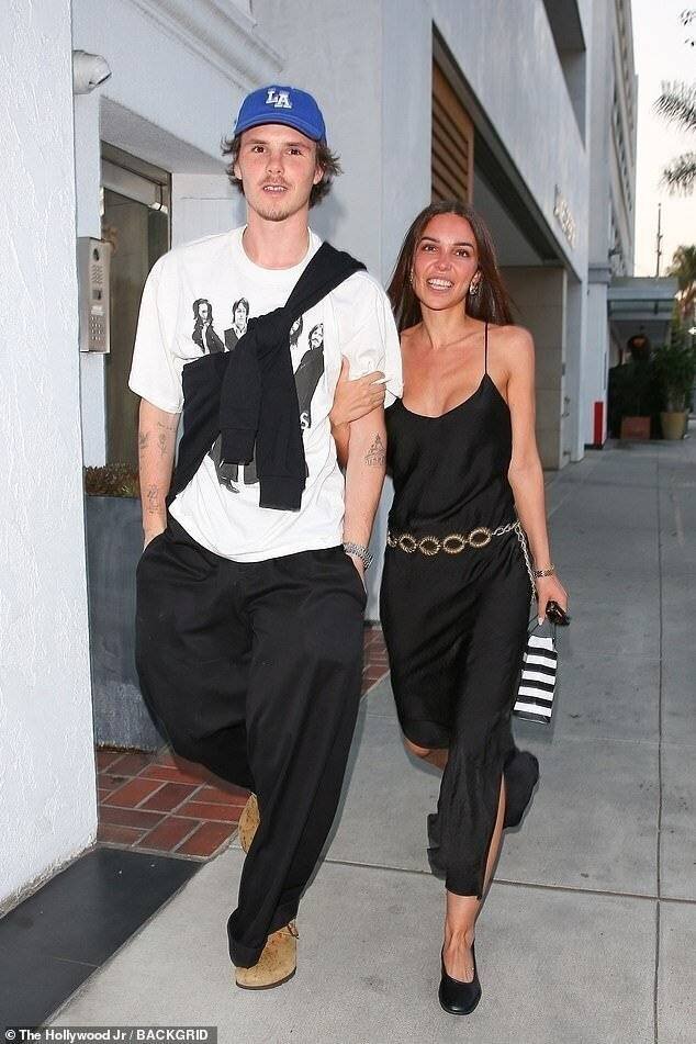 Cruz Beckham avec sa nouvelle petite amie Jackie Apostel. À 29 ans, Jackie est dix ans plus âgée que son jeune amoureux.