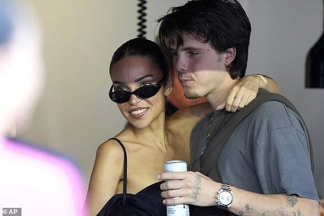 Jackie et Cruz s'enlacent lors d'un match de MLS où ils étaient assis avec les Beckham - Victoria et Harper inclus - dans les tribunes d'Inter Miami.