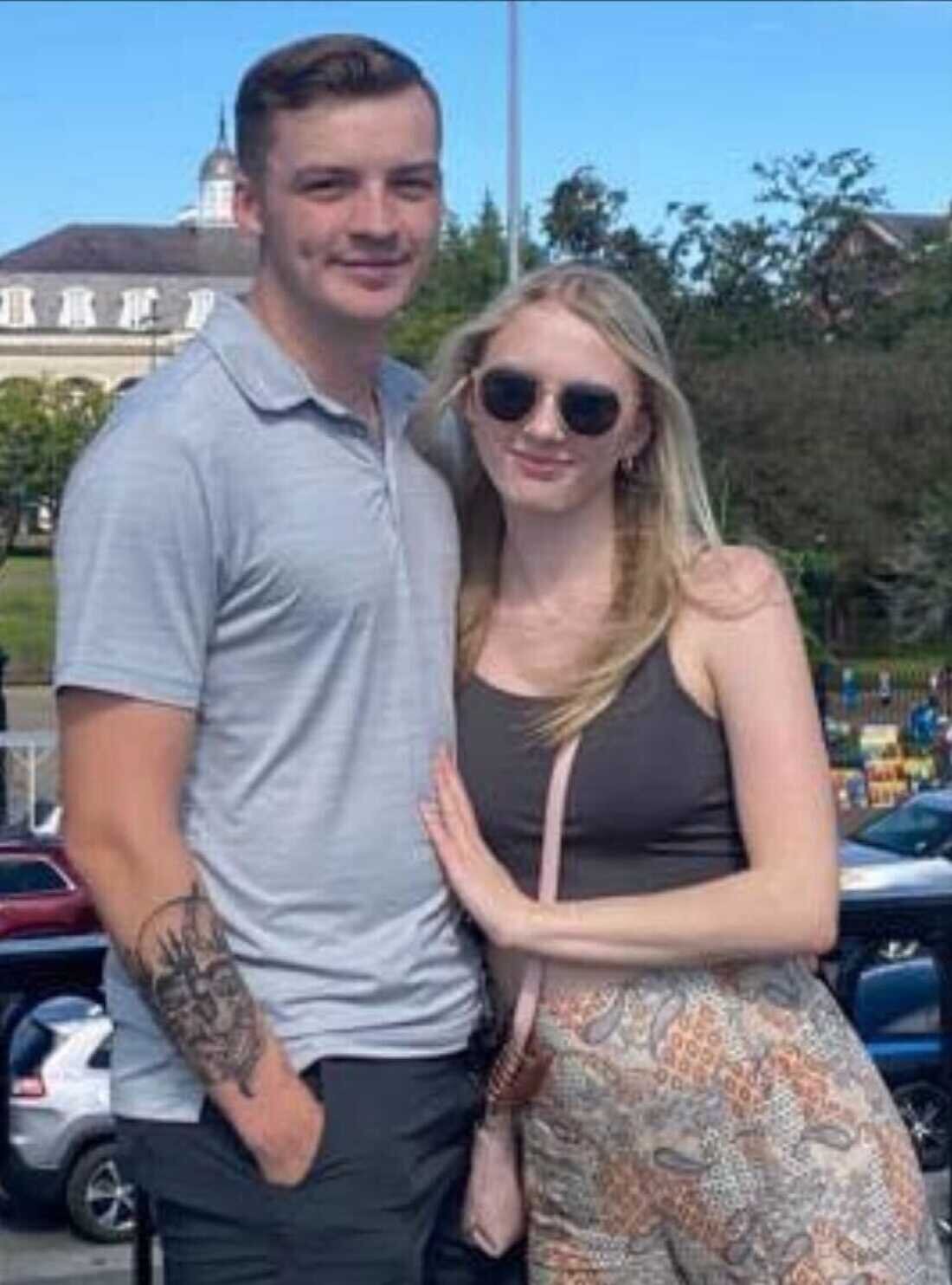 Josh Abate et sa femme, Ashley. Son tatouage représente les Quatre Cavaliers de l'Apocalypse.