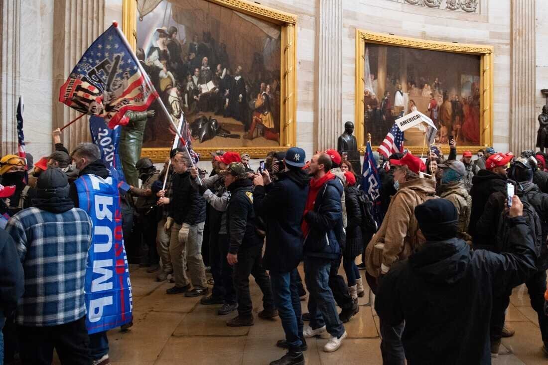 Une foule se rassemble dans le Rotonde du Capitole le 6 janvier 2021.
