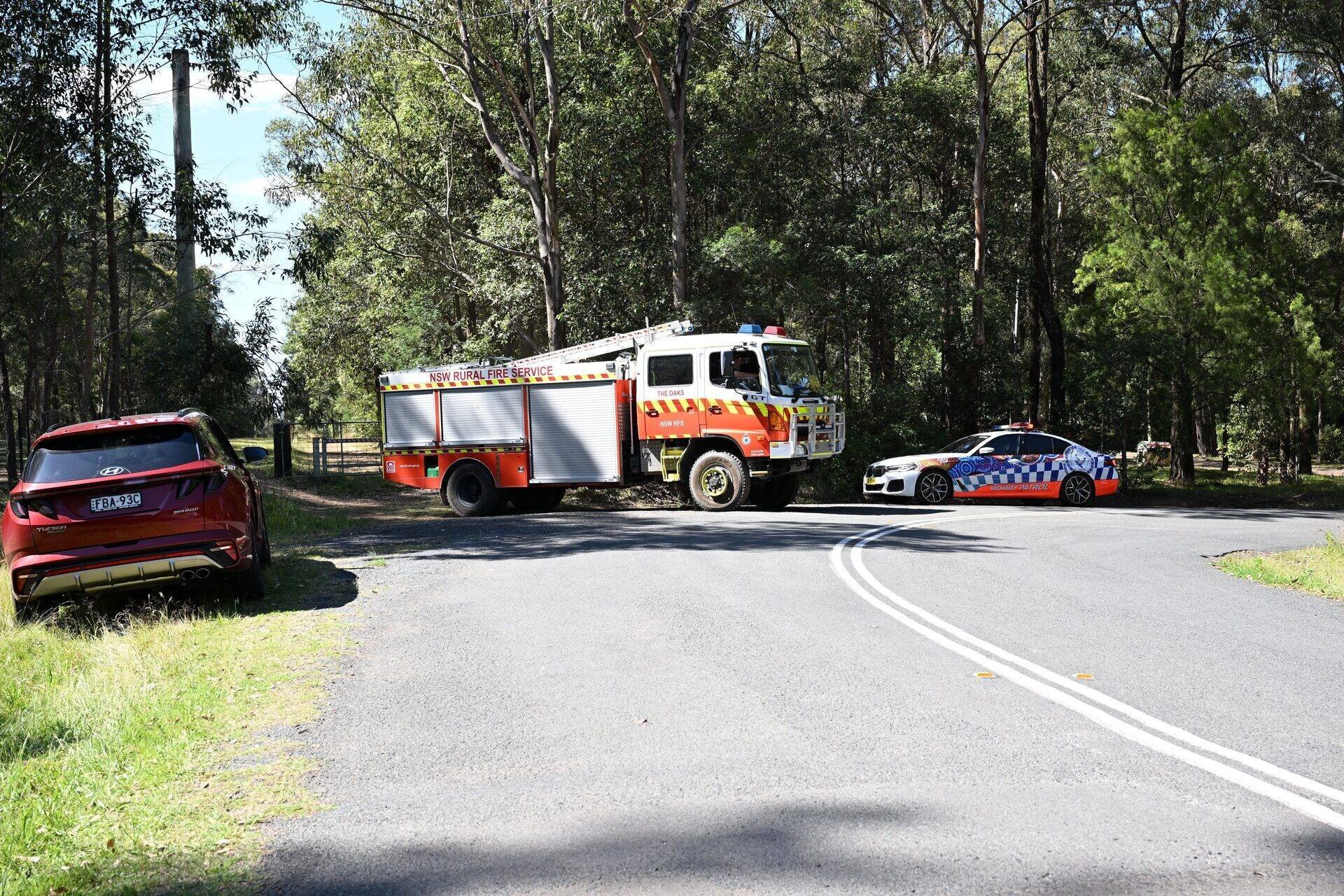 Police et pompiers sur les lieux de la collision de deux avions près de Belimbla Park, Oakdale, Sydney, Australie, le 26 octobre 2024