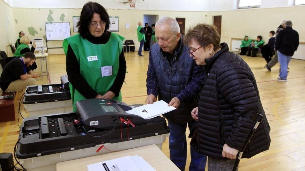 Des personnes votent lors des élections législatives à Tbilissi, en Géorgie, le 26 octobre 2024.