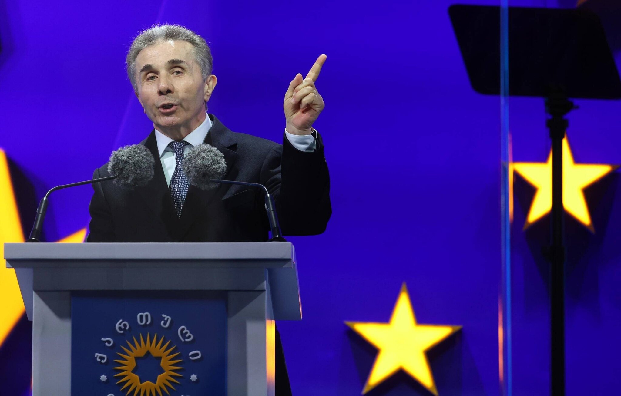 Le milliardaire géorgien Bidzina Ivanichvili, à la tête du parti au pouvoir Rêve géorgien, lors du dernier meeting de campagne à Tbilissi le 23 octobre 2024.