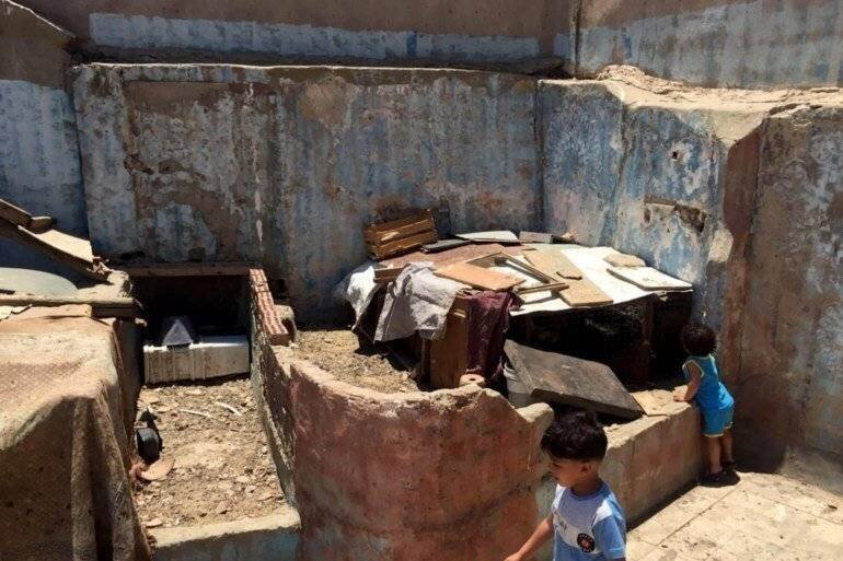 Déchets accumulés autour du mausolée