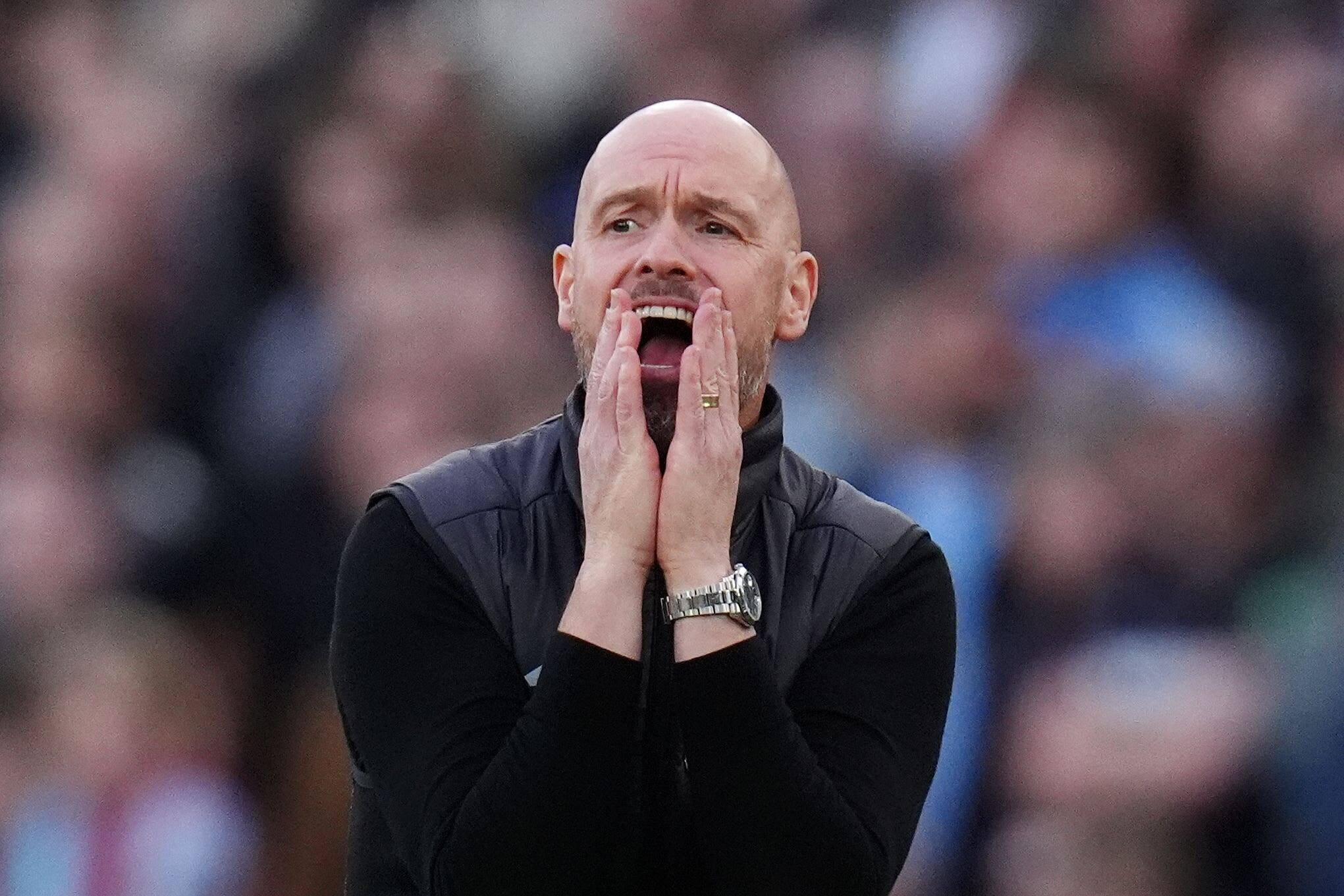 Erik ten Hag, entraîneur de Manchester United, mécontent d'une décision du VAR
