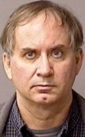 Patrick John Mester, ancien enseignant, arrêté après avoir été trouvé dans la chambre d'une adolescente.