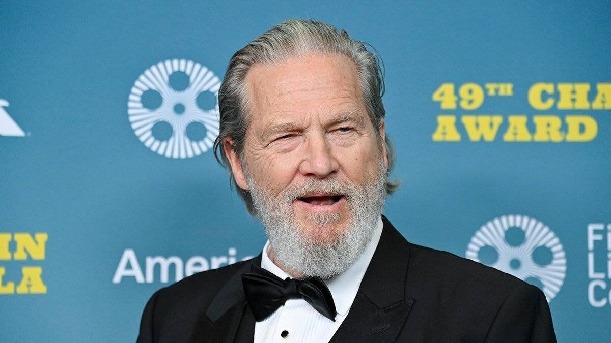 Jeff Bridges en smoking sur le tapis rouge.