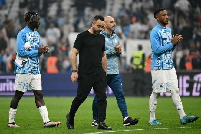 L’entraîneur italien de Marseille, Roberto De Zerbi (au centre), quitte le terrain avec ses joueurs après la défaite de son équipe contre le Paris Saint-Germain (PSG) au Stade-Vélodrome de Marseille, le 27 octobre 2024.