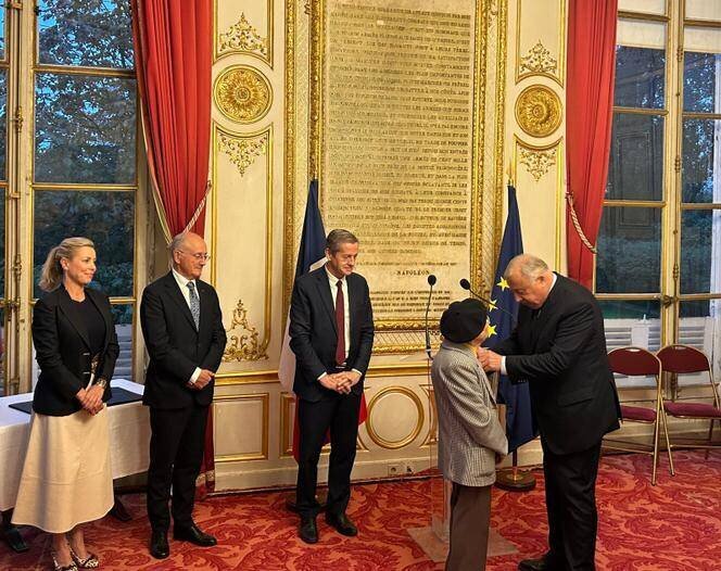 Gérard Larcher décore Pierrette Lambert