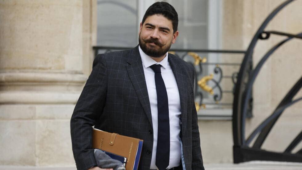 Le ministre français de la Fonction publique, Guillaume Kasbarian, quitte le Palais présidentiel de l'Élysée le 15 octobre 2023.