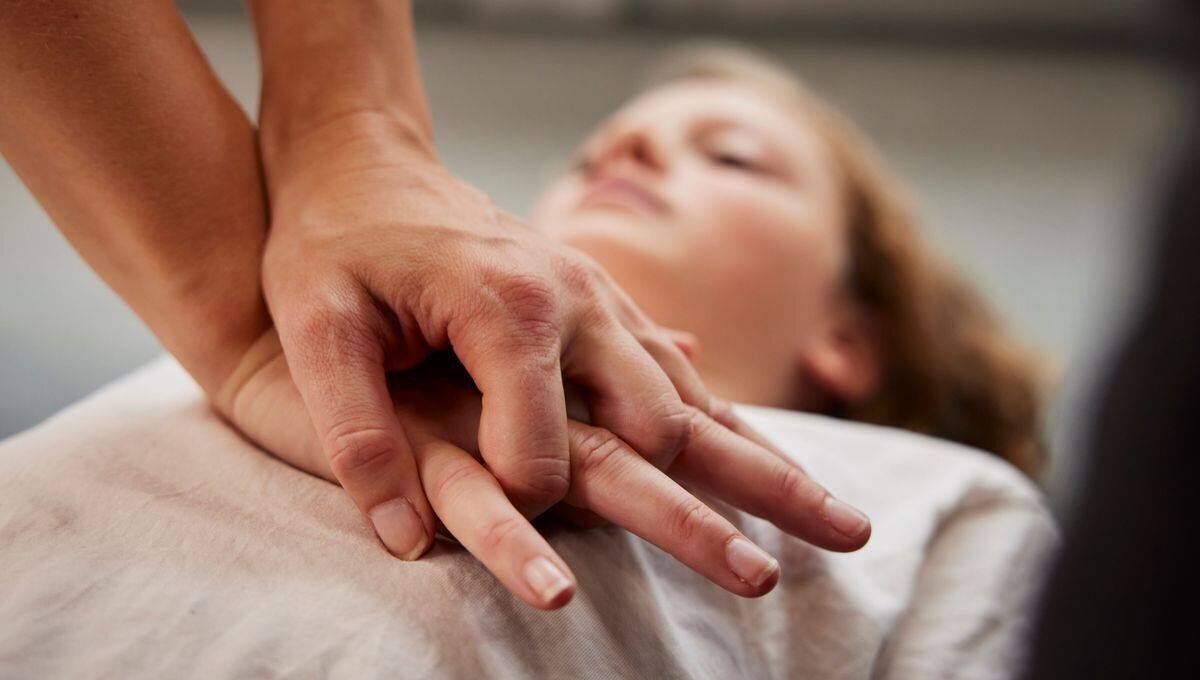 Photographie d'illustration d'un massage cardiaque réalisé sur une femme, 2022.