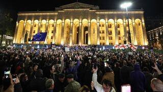 Des manifestants en Géorgie devant le Parlement le 28 octobre 2024 après la victoire contestée du gouvernement lors des législatives.