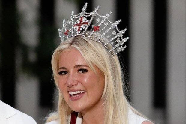 Miss England avec une écharpe