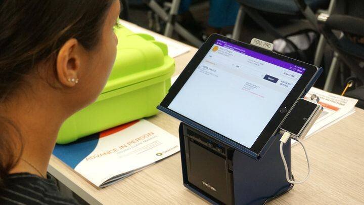 Une future assesseure s'entraîne à vérifier l'identité des électeurs sur le registre électronique, lors d'une formation à Lawrenceville, le 23 septembre 2024. (MARIE-VIOLETTE BERNARD / FRANCEINFO)