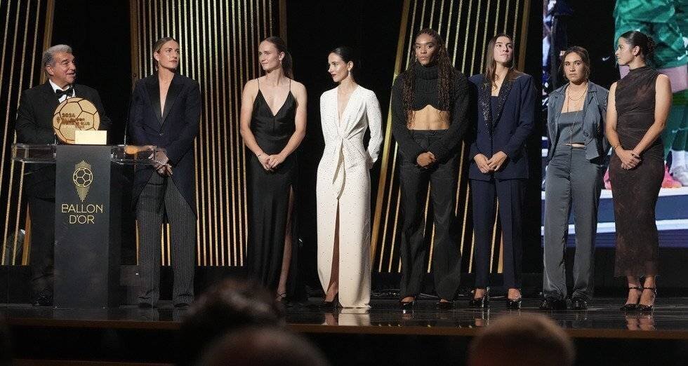 Le président du Barça, Joan Laporta, avec les joueuses lors de la cérémonie du Ballon d'Or