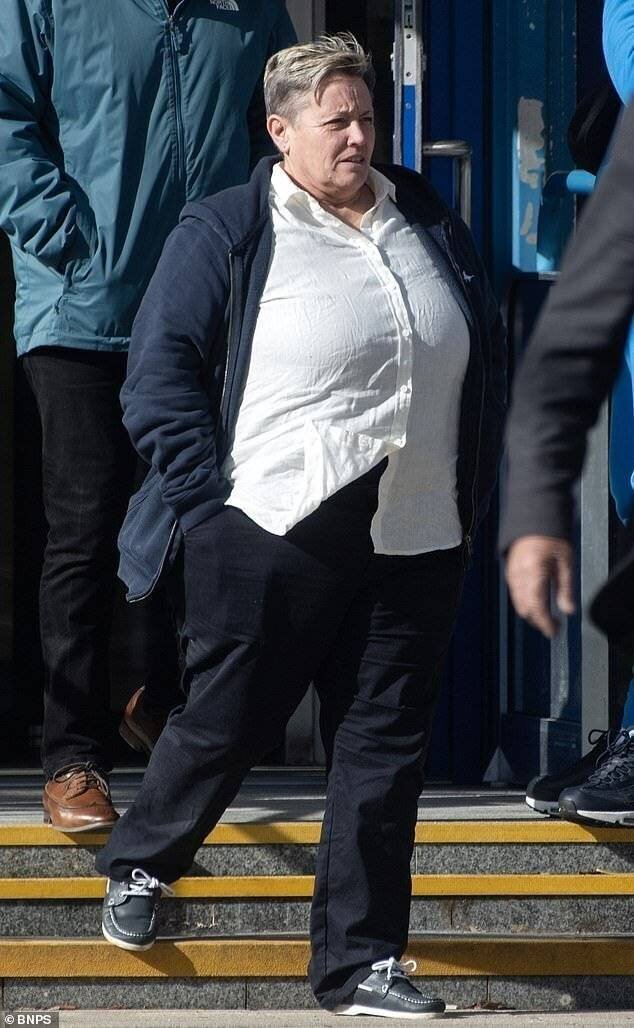 Louise Farrant quittant le tribunal de Poole.