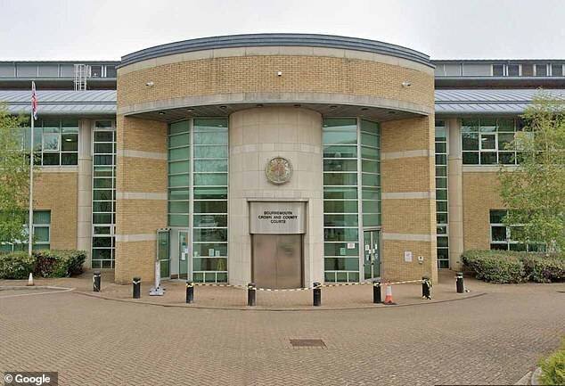 Le tribunal de Bournemouth a entendu comment Louise Farrant avait une relation de plus en plus abusive avec Sarah Rutter.