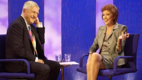 Sir Michael Parkinson interviewant Cilla Black en 2001.