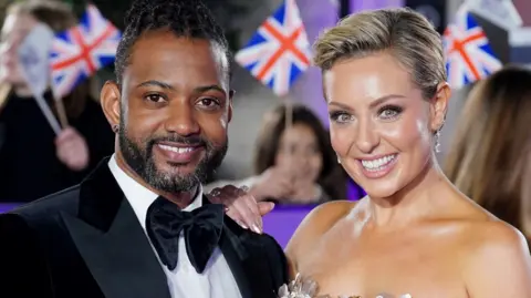 JB Gill en smoking avec Amy Dowden dans une robe sans bretelles.