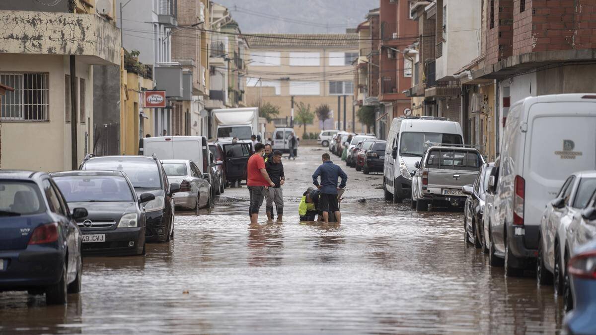 Des personnes observant les dégâts causés par la tempête DANA à Llombai, Valencia, Comunidad Valenciana.