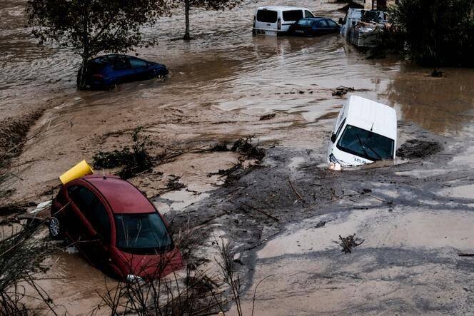 Des voitures emportées par les eaux, dans la ville d’Alora, à Malaga, en Espagne, le 29 octobre 2024.
