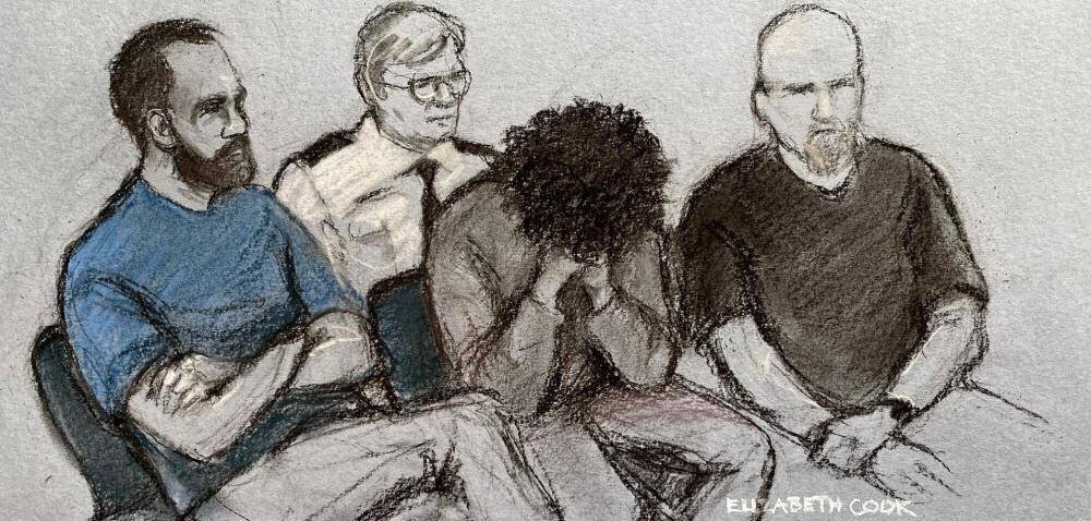 Axel R. (au centre) cachant son visage au tribunal