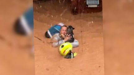 Sauvetage d'une femme hélitreuillée lors des inondations à Utiel, Espagne, le 29 octobre 2024. (CAPTURE D'ECRAN / JAVIER BALLESTEROS)