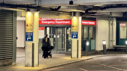 L'entrée de l'hôpital Royal Free où un patient atteint du nouveau variant du mpox a été transféré, dans le nord de Londres, au Royaume-Uni, le 30 octobre 2024.