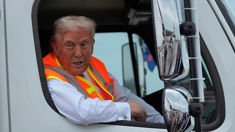 Trump en costume de poubelle