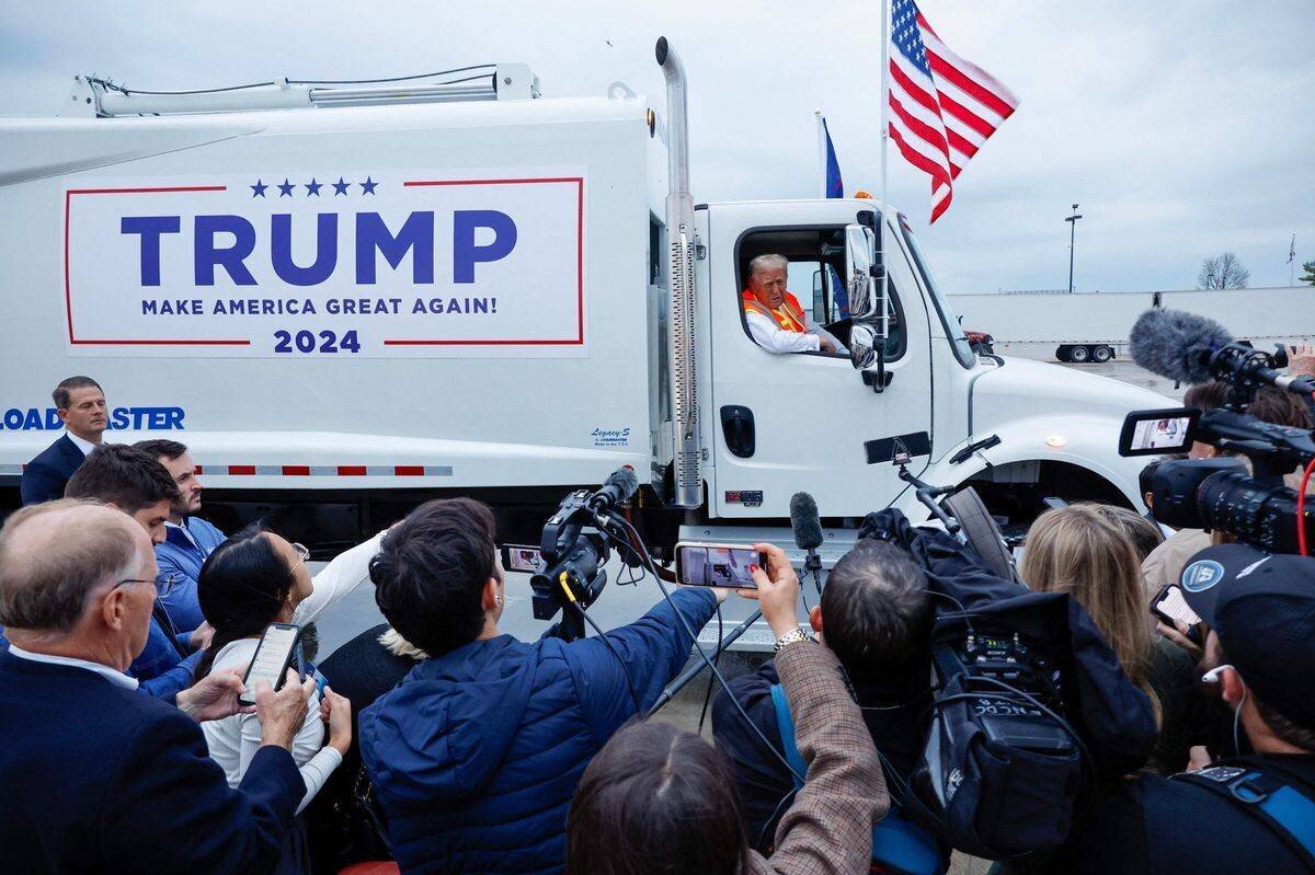 Donald Trump interrogeant les journalistes depuis le camion.