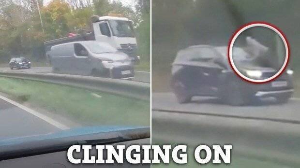 Moment terrifiant où un homme s'accroche à une voiture en mouvement sur une autoroute.