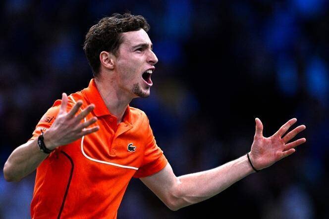 Ugo Humbert célèbre sa victoire face à Carlos Alcaraz, lors des huitièmes de finale du Masters 1000 de Paris-Bercy, le 31 octobre 2024.