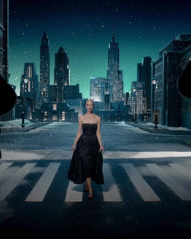 Anya Taylor-Joy marche dans la neige à New York