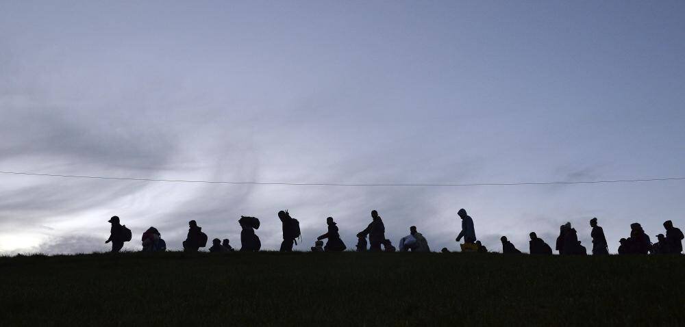 Groupe d'immigrants en 2015 sous un ciel bleu