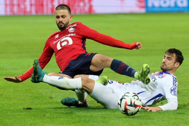 L’attaquant lillois Edon Zhegrova à la lutte avec le défenseur argentin de Lyon Nicolas Tagliafico, au Stade Pierre-Mauroy à Villeneuve-d’Ascq.