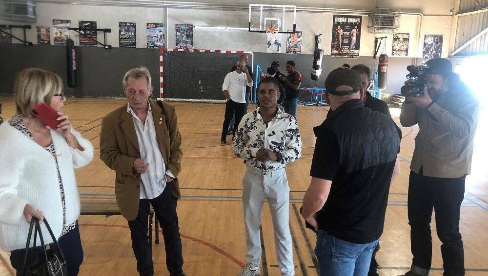 Maho (pantalon et chemise blanche au centre), lors de la conférence de presse d'avant combat le 25 octobre 2024.