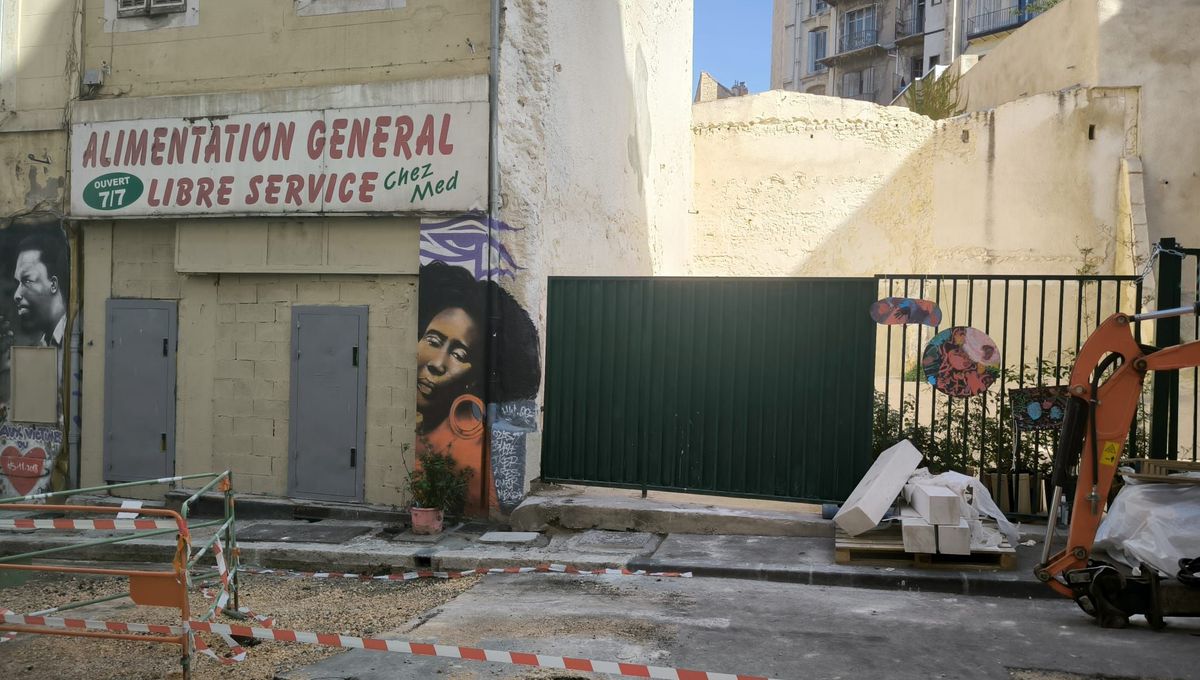 Les graffitis qui encadrent l'emplacement vide des 63 et 65 rue d'Aubagne ont été effacés.