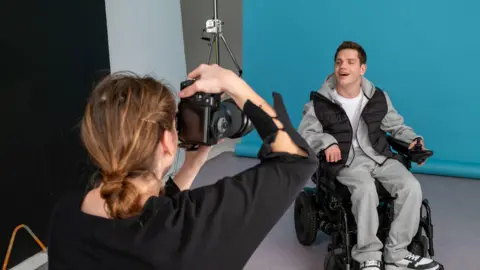 Elliot Caswell dans un fauteuil roulant